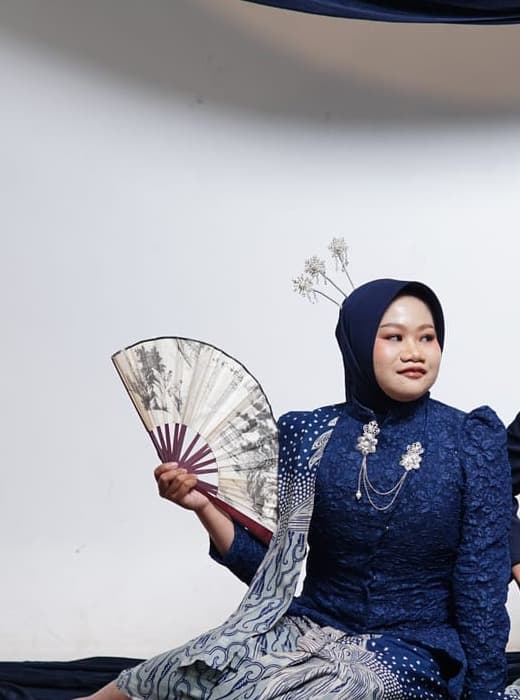 Ula mengenakan busana putih dalam portrait studio