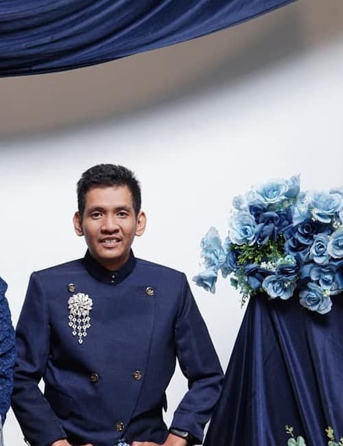 Fadli mengenakan kemeja putih dalam portrait studio