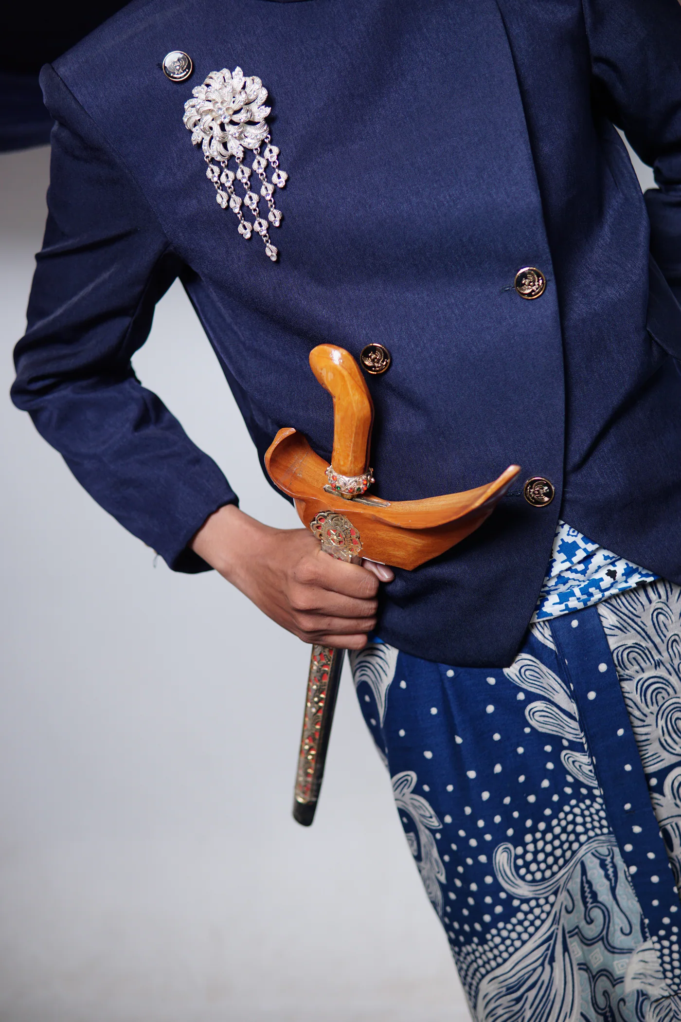 Detail keris, bros, dan batik pada busana Fadli
