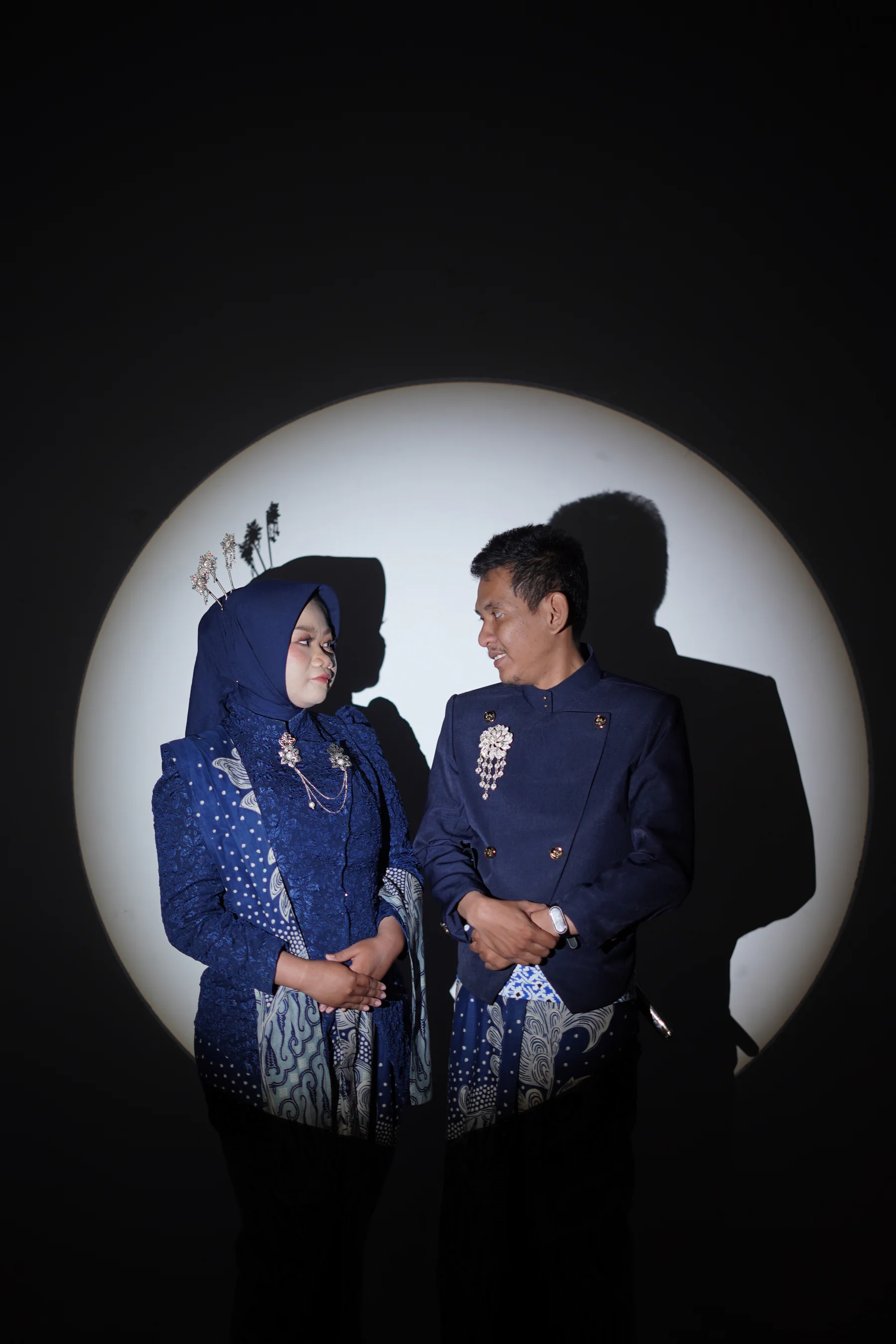 Dewi dan Fadli saling menatap di bawah lingkar cahaya
