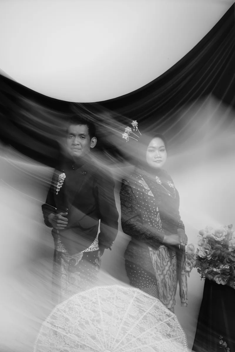 Potret Dewi dan Fadli dengan efek gerak seperti ingatan yang melintas