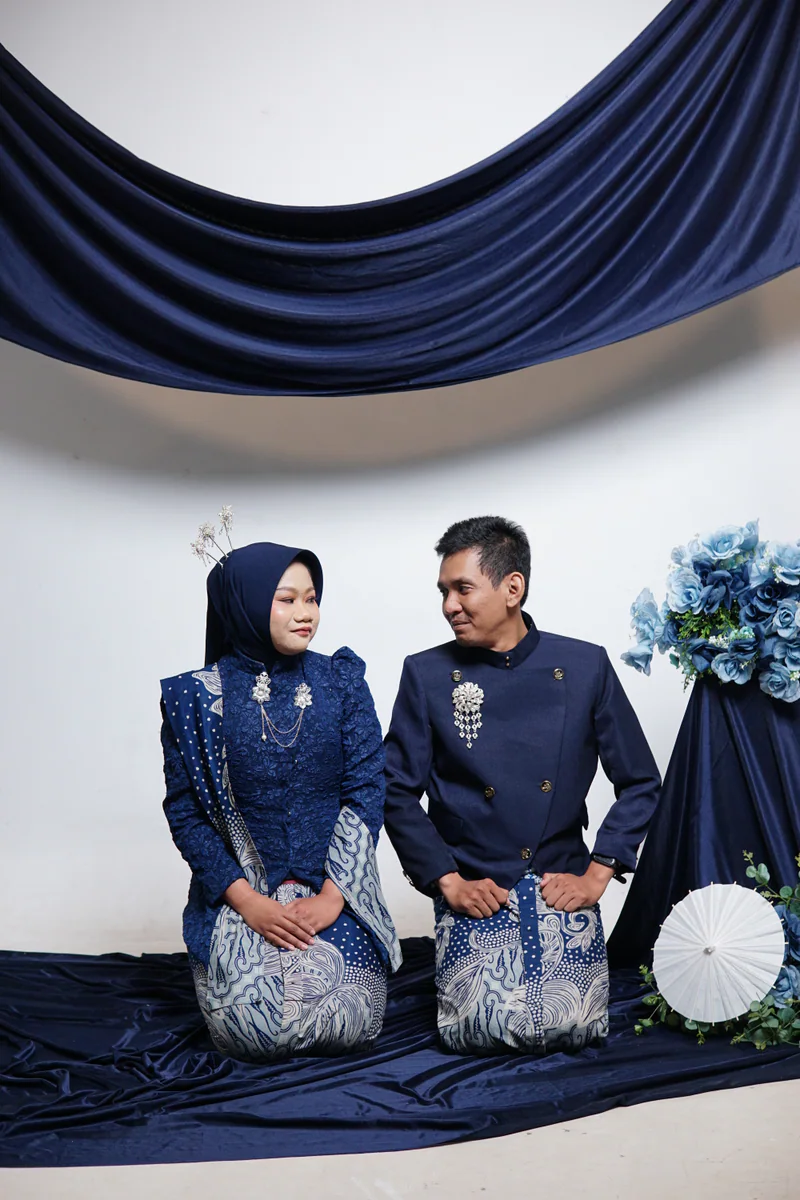 Dewi dan Fadli duduk berdekatan dan saling menatap